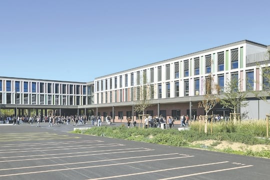 A Mulhouse, l’architecture du nouveau collège Alice-Milliat s’inspire du fil à broder de l”usine DMC voisine, qui forme sa quatrième façade