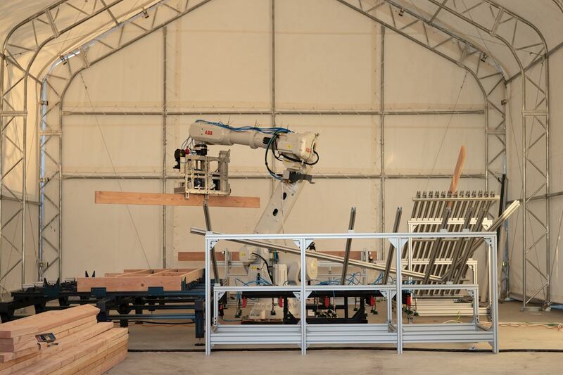 Les robots ABB assurent la fabrication des panneaux muraux des futures habitations.