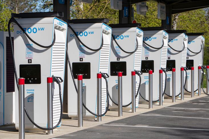 Bornes de recharge pour véhicules électriques sur une autoroute