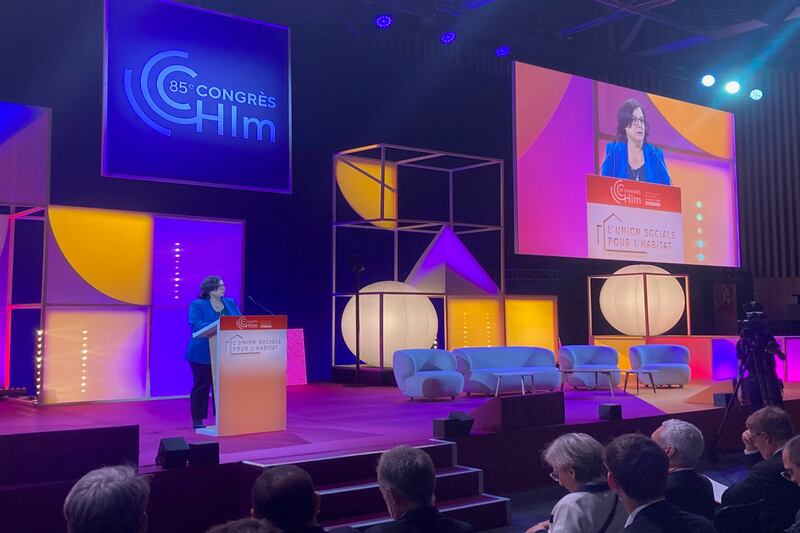 Emmanuelle Cosse, présidente de l'Union sociale pour l'habitat, prononce le discours d'ouverture du 83e Congrès HLM, le 23 septembre 2025 à Paris.
