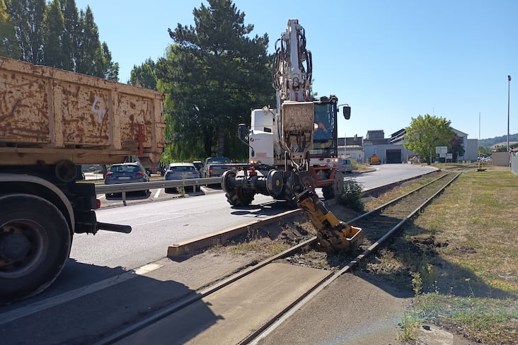 Une excavatrice rail-route Cat M323 F est utilisée pour retirer les traverses sur le site de la fonderie Saint-Gobain PAM de Blénod