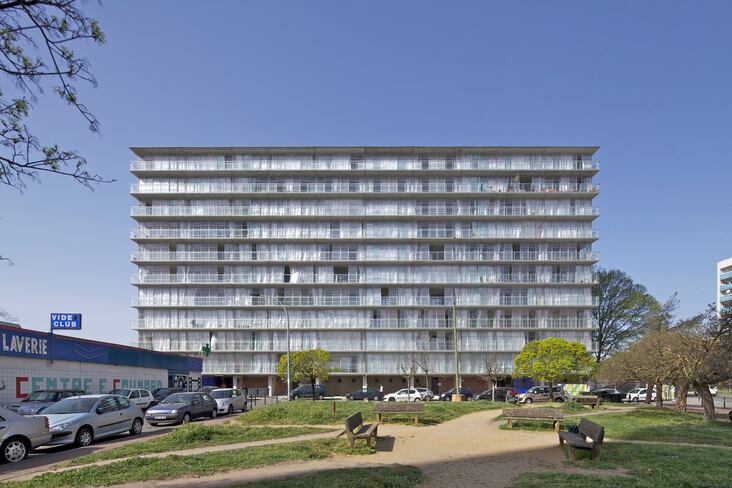 La réhabilitation de trois immeubles bordelais par les architectes Anne Lacaton, Jean-Philippe Vassal, Frédéric Druot et Christophe Hutin a été saluée pour son effet maximum, obtenu à budget réduit.