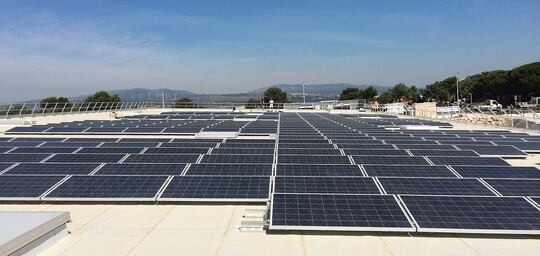 Rénover une toiture terrasse en site occupé pour y installer une centrale solaire