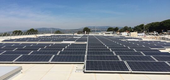 Rénover une toiture terrasse en site occupé pour y installer une centrale solaire