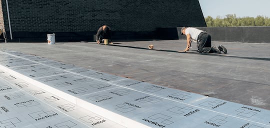 Eau stagnante en toiture-terrasse : quelles solutions pour éviter les désordres…et les moustiques ?